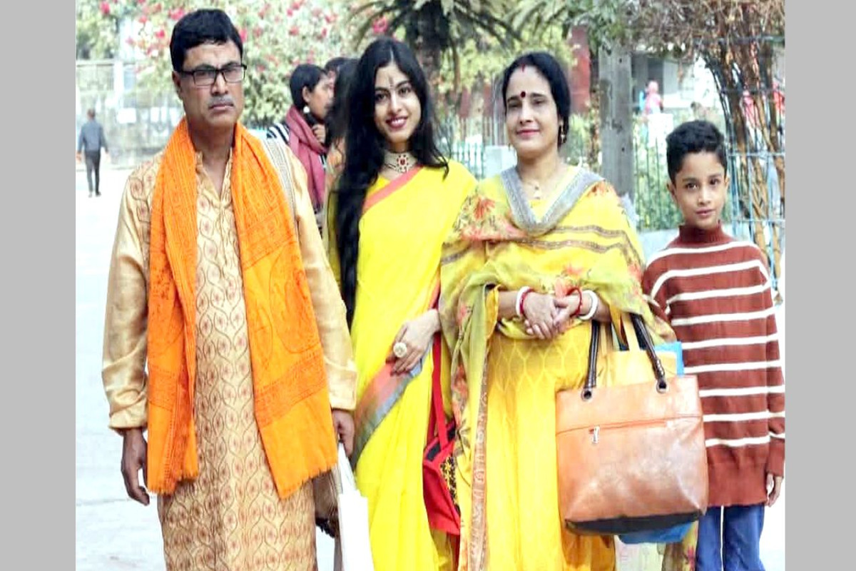 (বাম থেকে) গণপতি চক্রবর্তী, মেয়ে আগামী চক্রবর্তী, স্ত্রী প্রীতিলতা চক্রবর্তী ও ছেলে প্রিয়ম