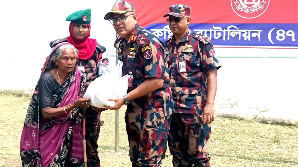 দৌলতপুরে বন্যার্ত্যদের মাঝে খাদ্যসামগ্রী তুলে দিচ্ছেন বিজিবির রিজিয়ন কমান্ডার
