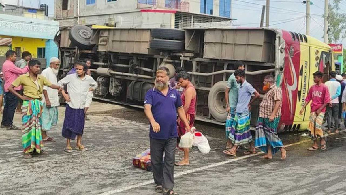 ময়মনসিংহে বাসের ধাক্কায় নিহত ২, আহত ১০