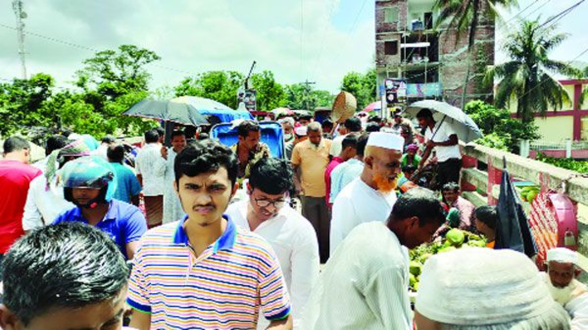 বেতাগীর টাউনব্রিজে ‘মিনি হাট’, দায়সারা উচ্ছেদে বাড়ছে জনদুর্ভোগ