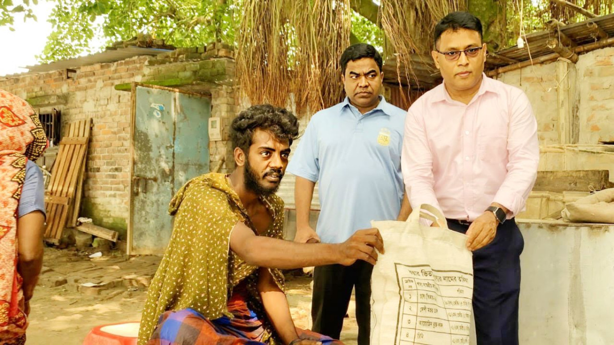 মাঝি-জেলেদের প্রশাসনের পক্ষ থেকে খাদ্য সহায়তা বিতরণ