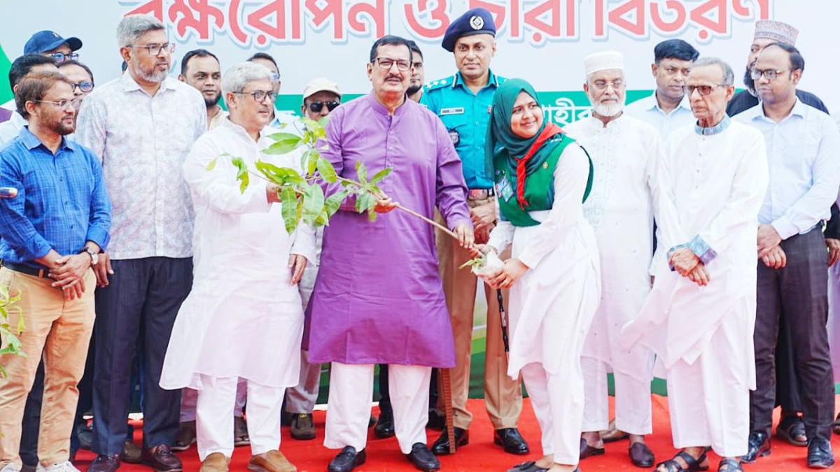 আরএমপি সদর দফতর প্রাঙ্গণে বৃক্ষরোপণ ও চারা বিতরণ করছেন ভূমিমন্ত্রী