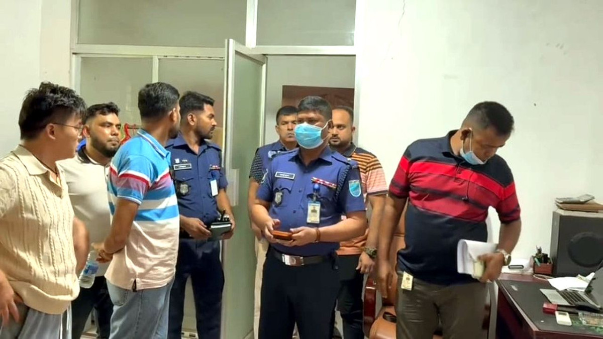 ঘটনাস্থল পরিদর্শনে পুলিশ