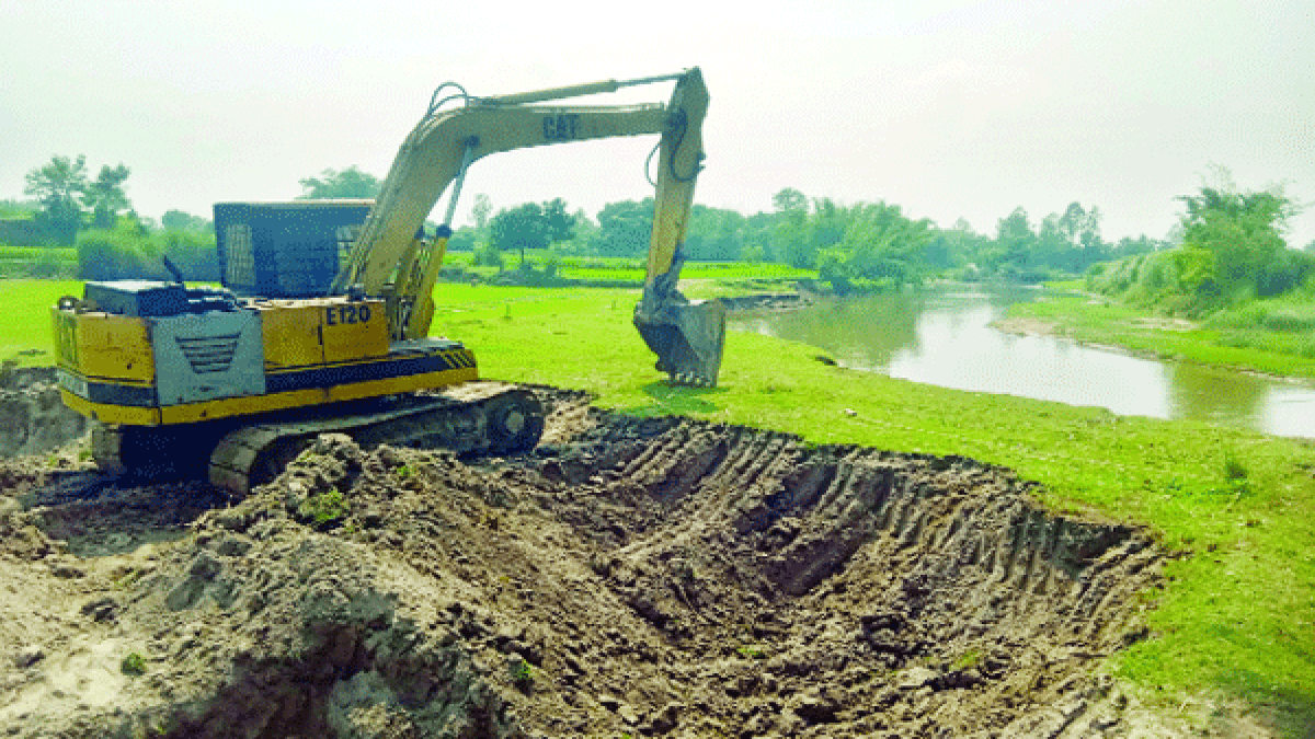 রানীশংকৈলে কুলিক নদীর পাড় কেটে মাটি বিক্রির অভিযোগ