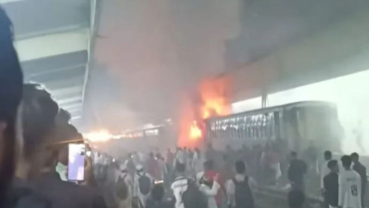 কমলাপুর রেলস্টেশনে দাঁড়িয়ে থাকা ট্রেনের বগিতে আগুন