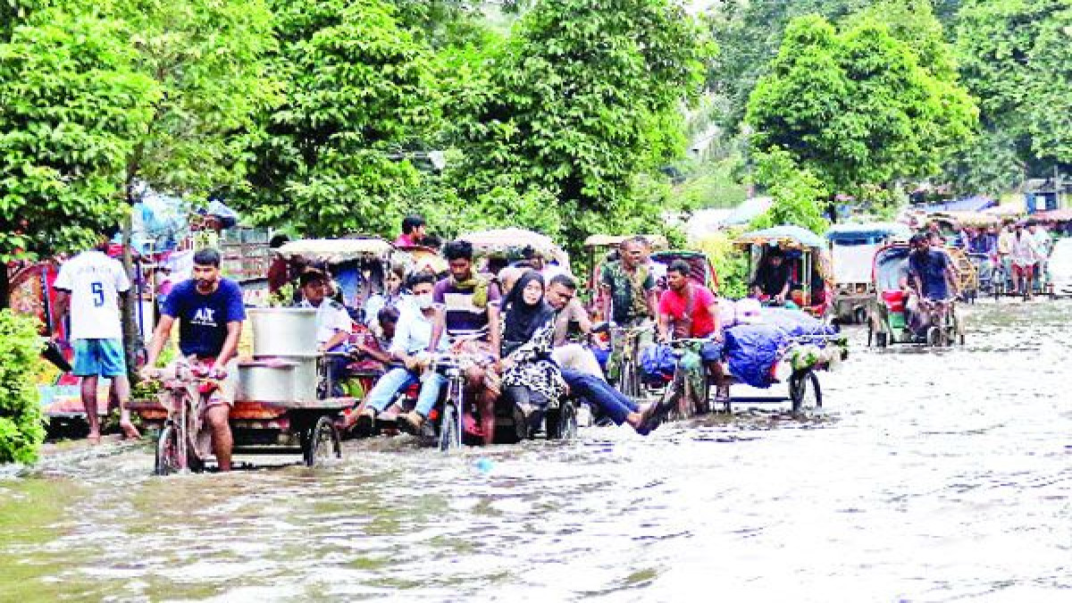 দুর্ভোগের শিকার নগরবাসী ভারী বৃষ্টিতে ডুবল ঢাকা