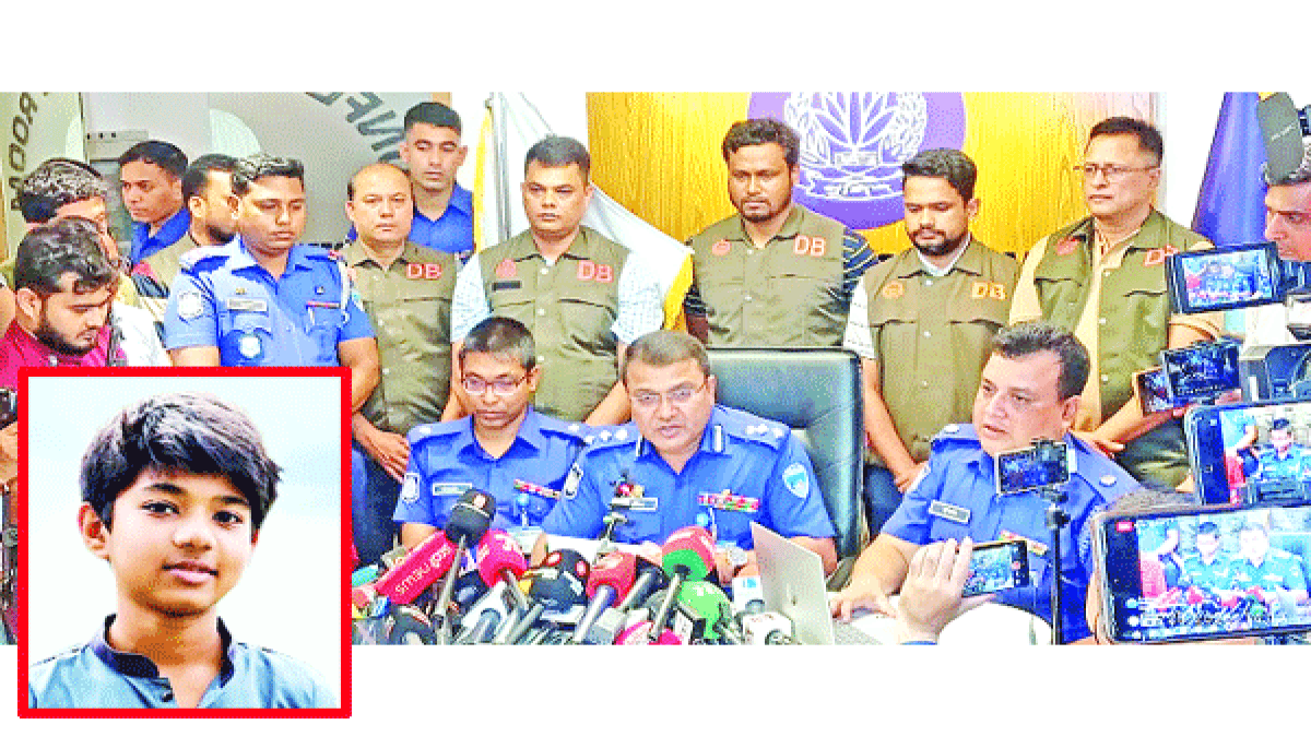 প্রথমে তুহিন পরে ফাহাদ ও কামরুল অপ্রতিমের মাথায় আঘাত করে