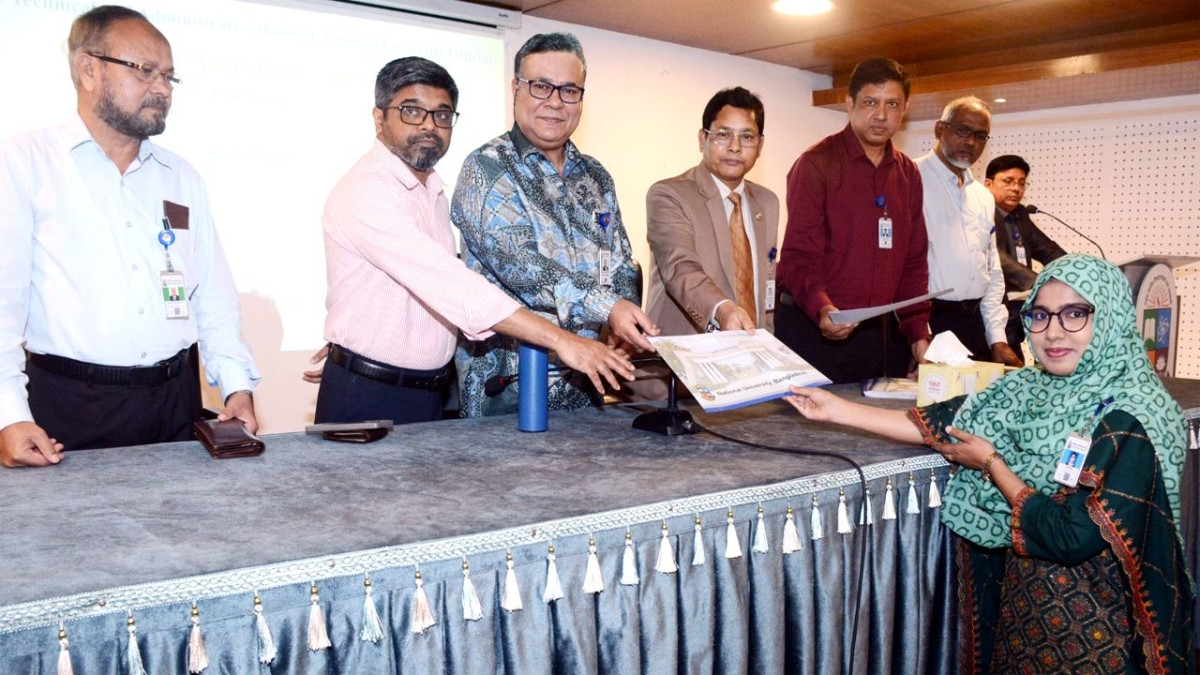 প্রশিক্ষণ কর্মশালার সনদ বিতরণ করা হচ্ছে