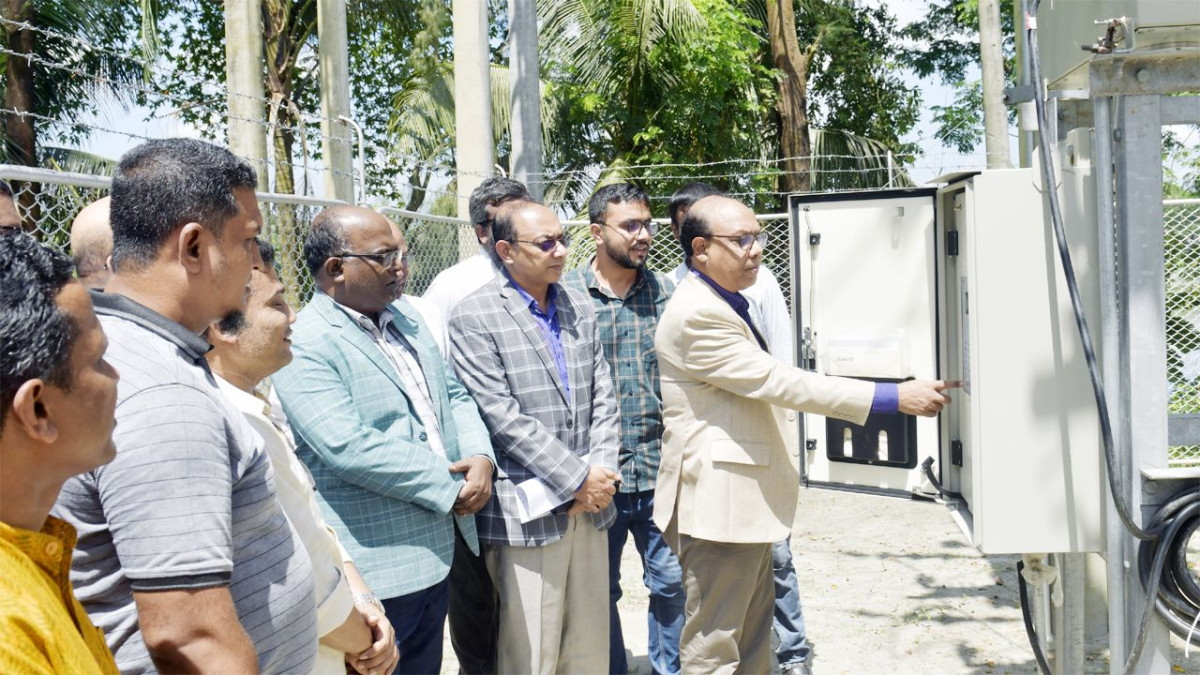 নোবিপ্রবির বিদ্যুৎ উপকেন্দ্র উদ্বোধন করছেন বিশ্ববিদ্যালয়ের ভিসি