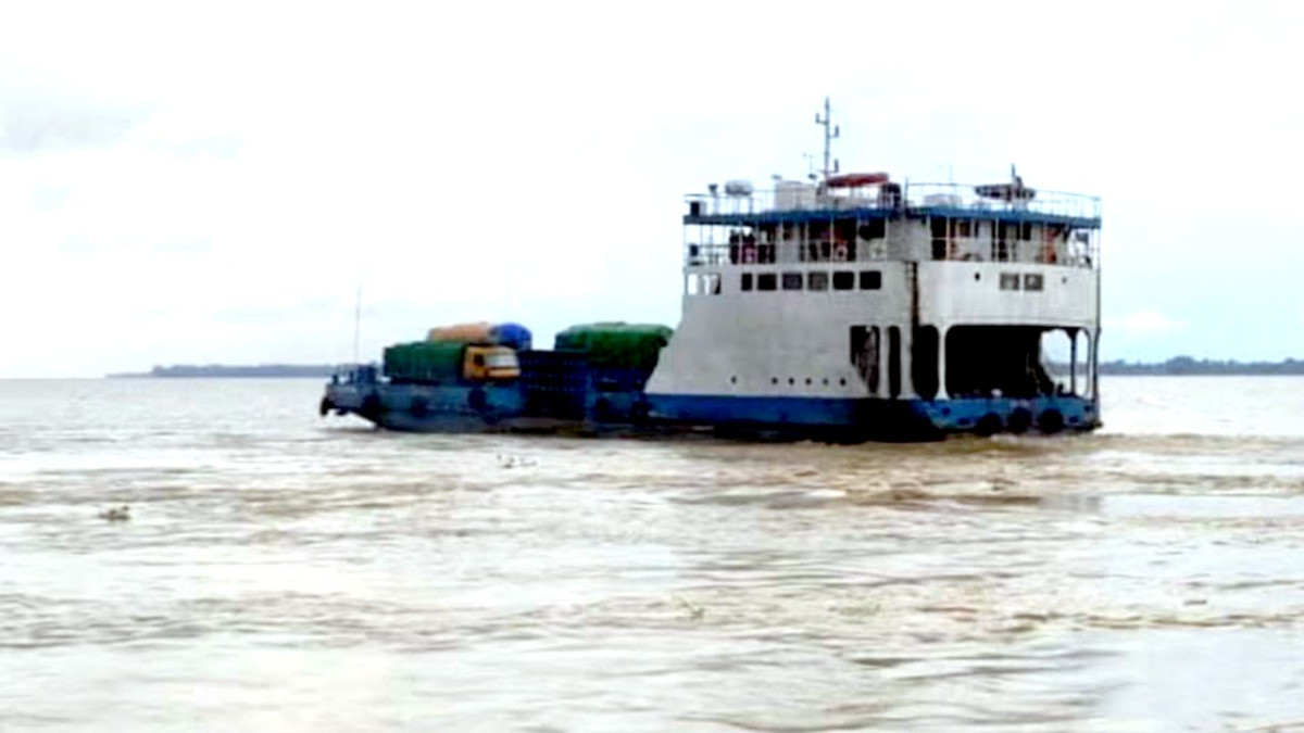 রাজবাড়ীর ধাওয়াপাড়া ও পাবনার নাজিরগঞ্জ নৌরুটে চলাচলকারী ফেরি