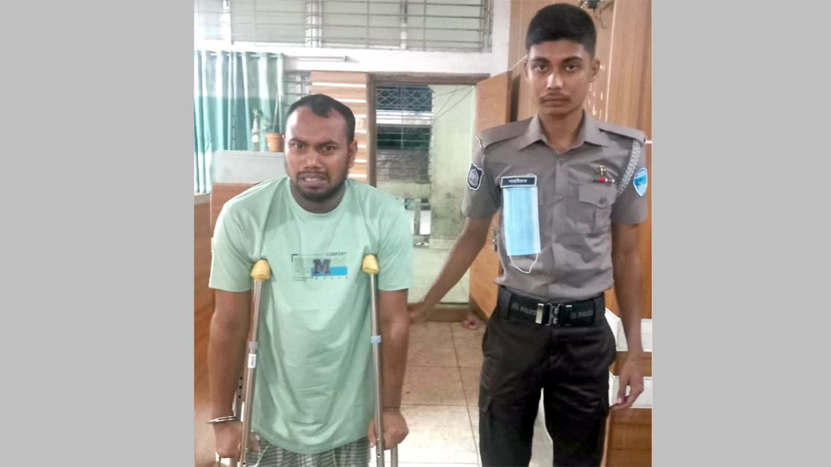জবানবন্দি প্রদান শেষে কারাগারে নেয়া হচ্ছে ইমনকে