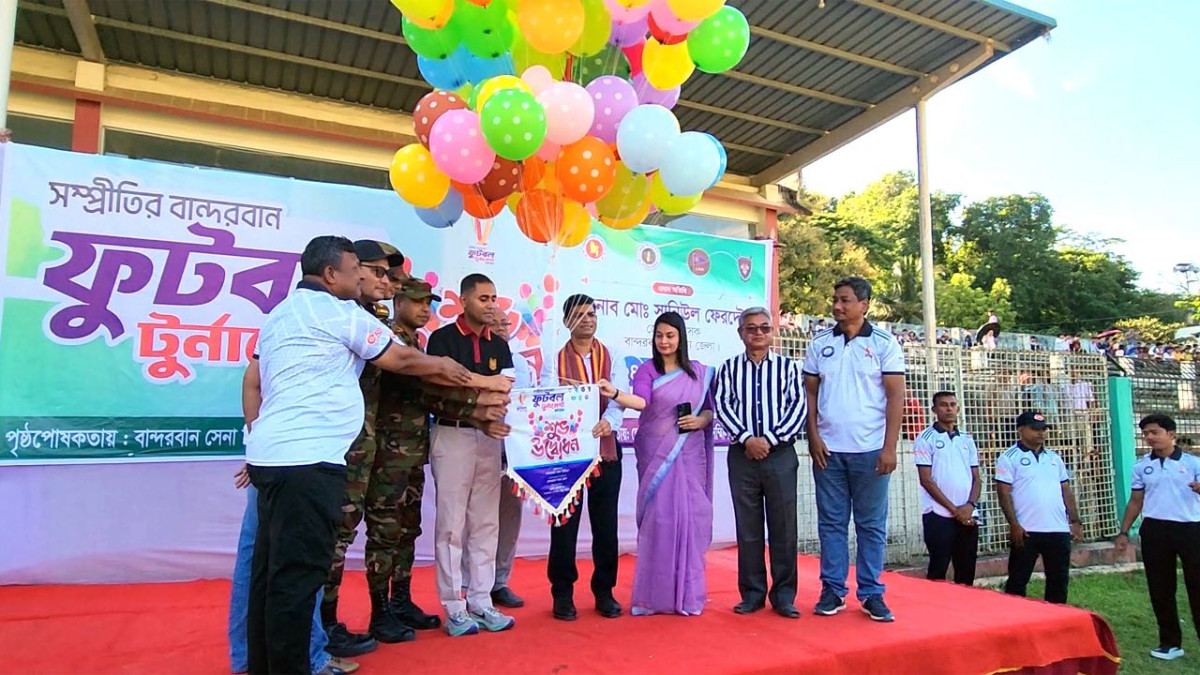 বেলুন উড়িয়ে সম্প্রীতির ফুটবল টুর্নামেন্টের উদ্বোধন করছেন ডিসি সানিউল ফেরদৌস
