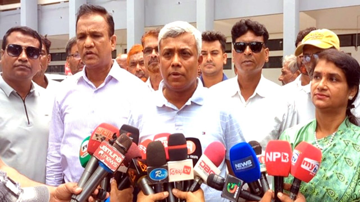 সাংবাদিকদের সাথে কথা বলছেন জ্বালানি প্রতিমন্ত্রী অনিন্দ্য ইসলাম অমিত