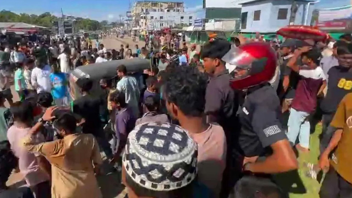 ছাতকে নবীনদের স্বাগত জানিয়ে মিছিলে ছাত্রদল-শিবিরের মধ্যে ধাওয়া পাল্টা ধাওয়ার ঘটনা ঘটে