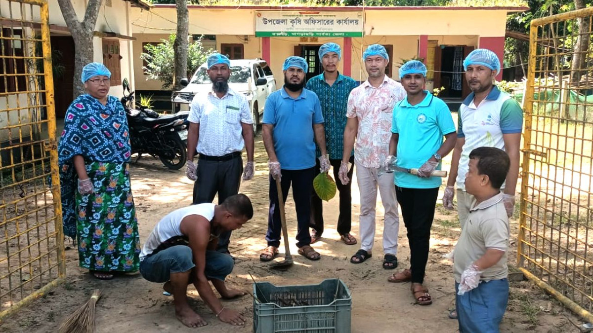 রামগড়ে উপজেলা কৃষি অফিসের উদ্যোগে ডেঙ্গু প্রতিরোধে পরিচ্ছন্নতা অভিযান উদ্বোধন করা হয়েছে