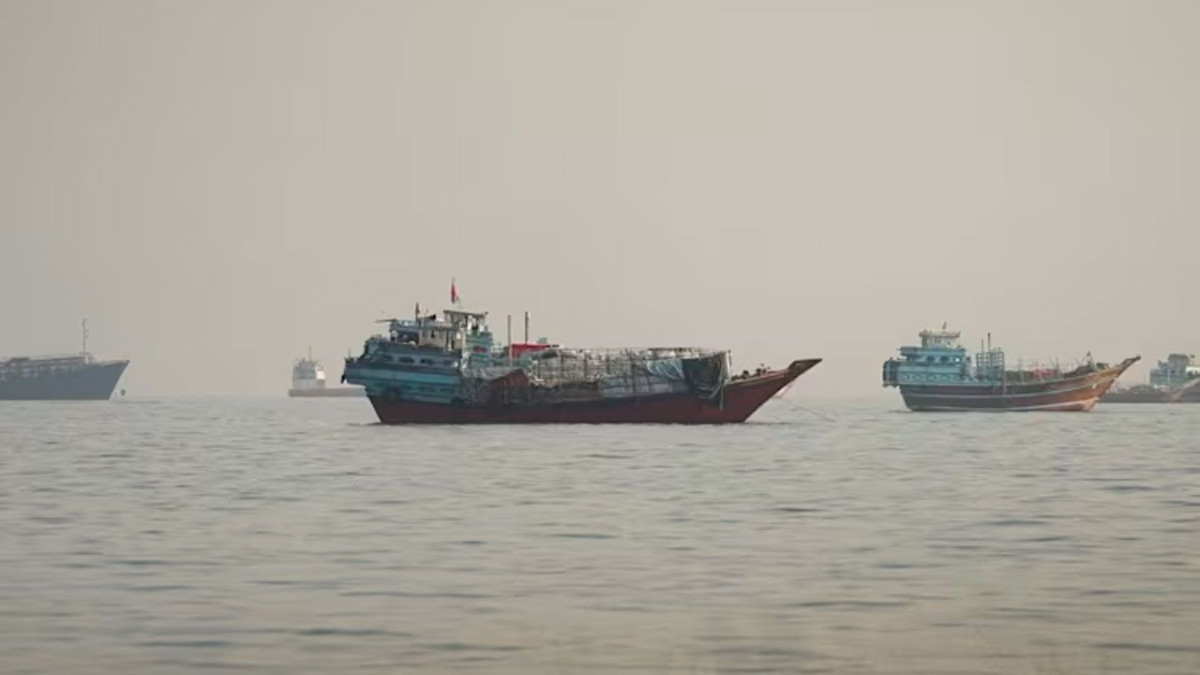 হরমুজ প্রণালীতে জাহাজ চলাচল