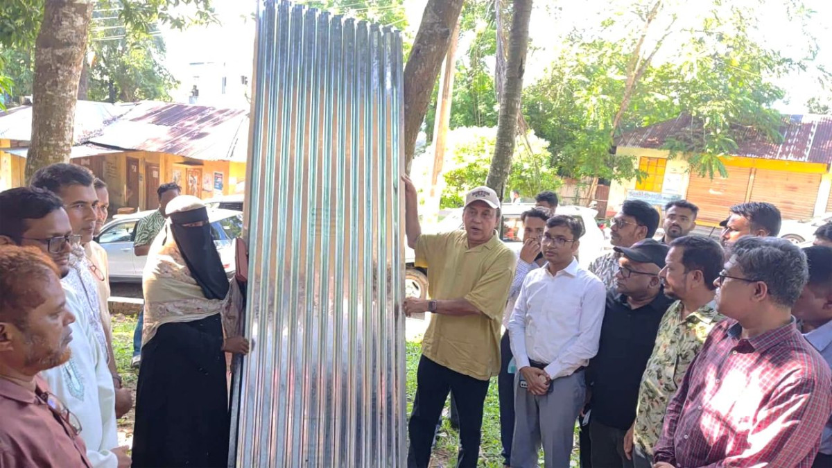 রামগড়ে প্রাকৃতিক দূর্যোগে ক্ষতিগ্রস্তদের মাঝে ত্রাণ বিতরণ করেন আবদুল ওয়াদুদ ভূঁইয়া এমপি