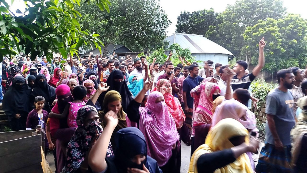 নড়াইলে স্বেচ্ছাসেবক দল নেতা হত্যার প্রতিবাদে মানববন্ধন ও বিক্ষোভ মিছিল করে স্থানীয়রা