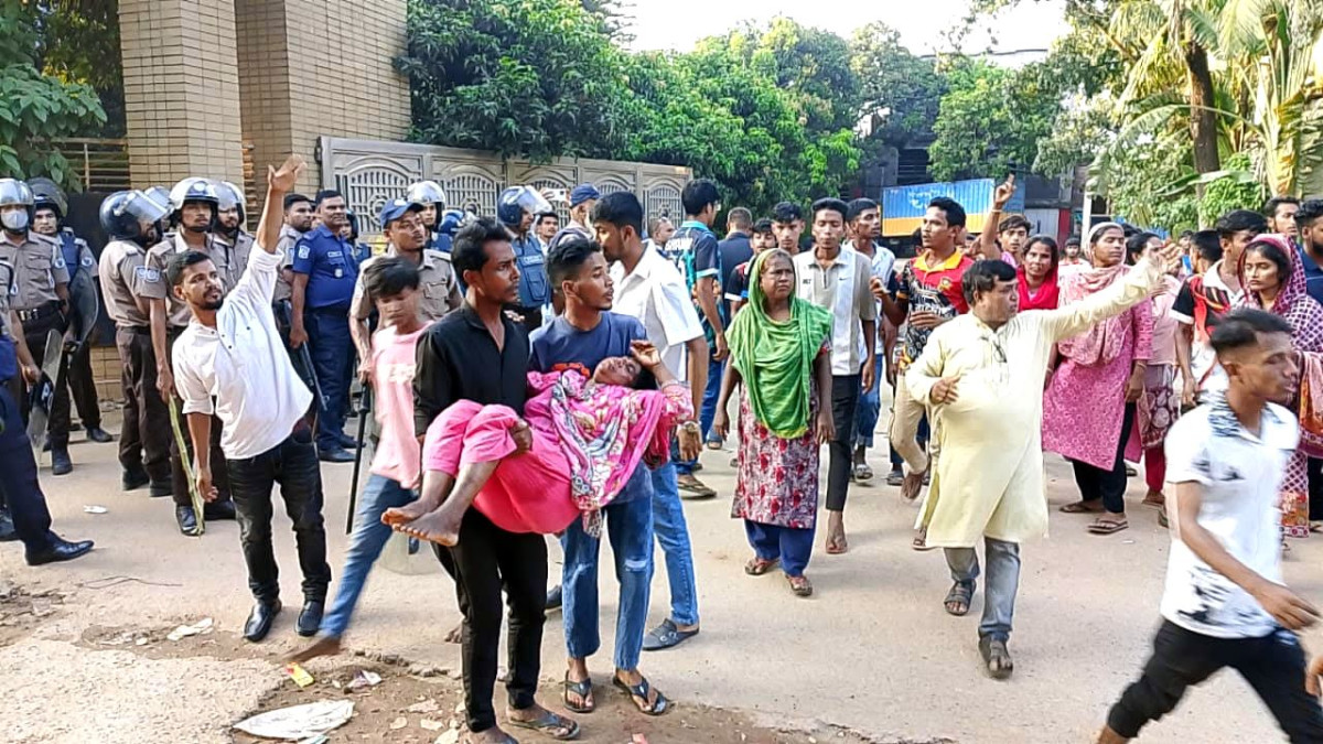 বকেয়া বেতনের দাবিতে শ্রমিকদের মহাসড়ক অবরোধ