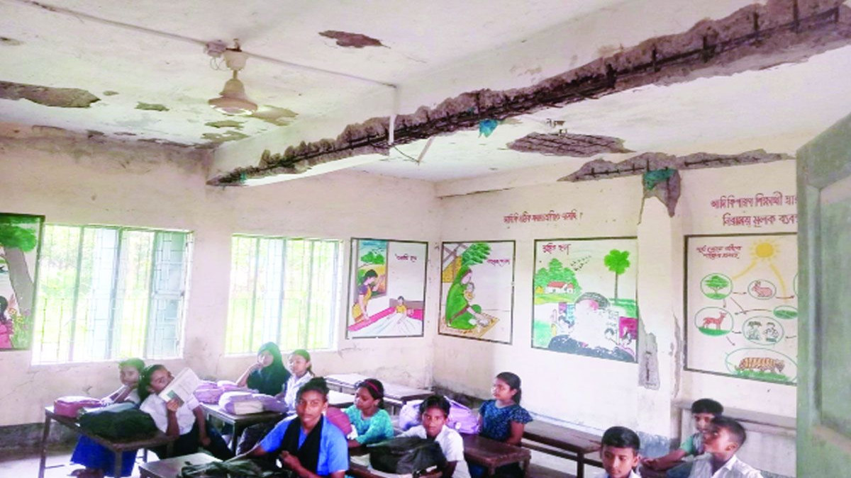 রানীনগরে ৫৩ প্রাথমিক বিদ্যালয়ের ভবনে ফাটল, ঝুঁকিতে পাঠদান