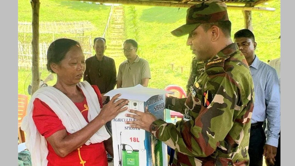 কৃষকদের হাতে সার্টিফিকেট ও কৃষি উপকরণ তুলে দেয়া হচ্ছে