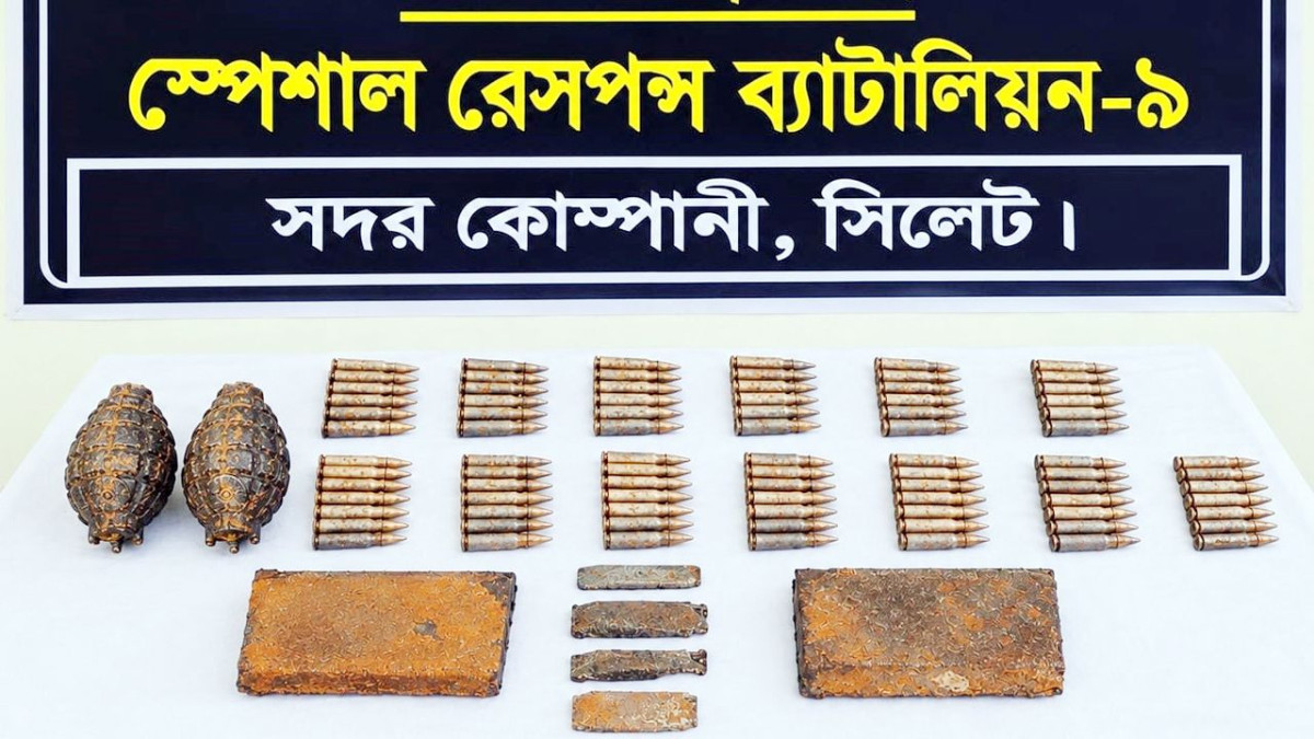 উদ্ধারকৃত তাজা গুলি, ম্যাগজিন ও হ্যান্ড গ্রেনেড