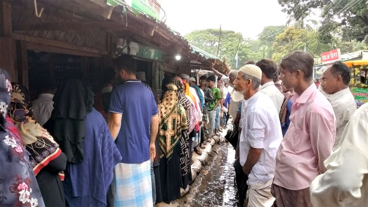 সার নিতে কৃষকদের লম্বা লাইন