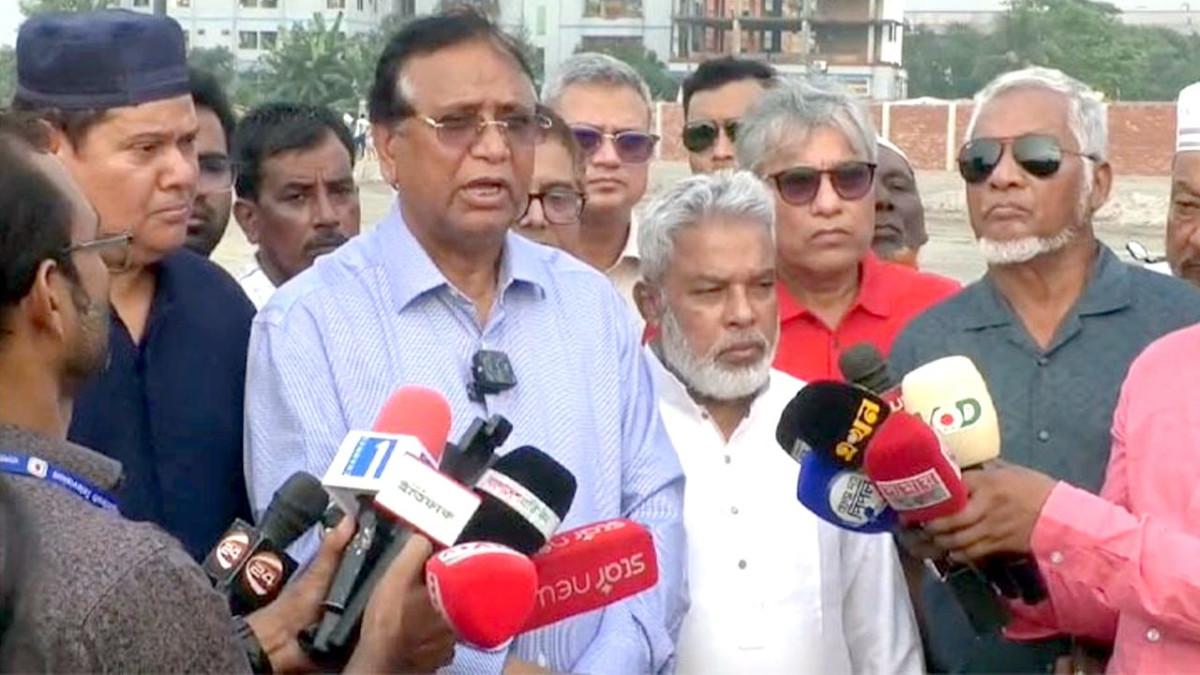 সাংবাদিকদের সাথে কথা বলছেন ঢাকা দক্ষিণ সিটি প্রশাসক মো: আবদুস সালাম