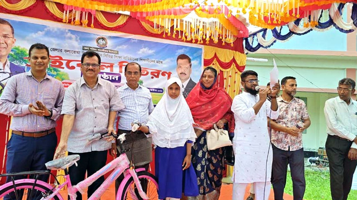 মেধাবী শিক্ষার্থীর মাঝে সাইকেল বিতরণ
