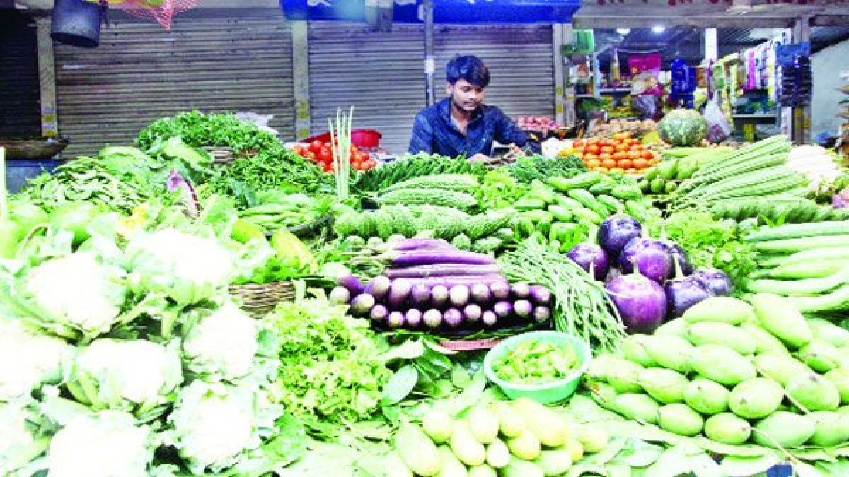 তেল-চিনির সরবরাহ সঙ্কট ডিম-সবজিতেও বাড়তি দাম