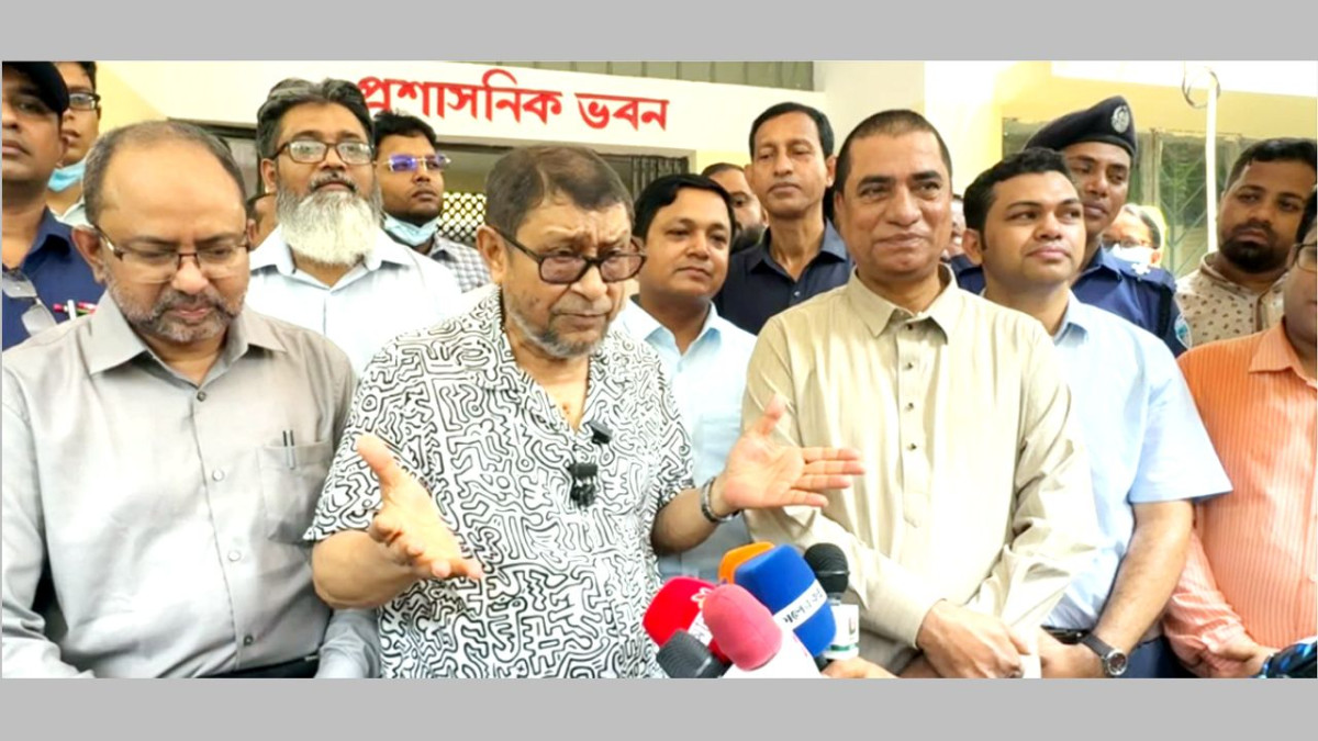 পটিয়া উপজেলা স্বাস্থ্য কমপ্লেক্স পরিদর্শন শেষে ব্রিফ করছেন স্বাস্থ্যমন্ত্রী সরদার মো: সাখাওয়াত হোসেন বকুল