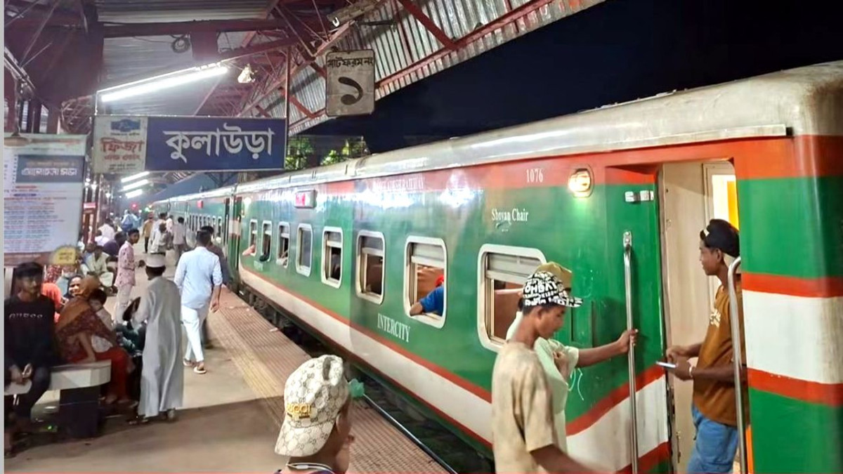 কুলাউড়া রেলওয়ে স্টেশনে আটকে থাকা চট্টগ্রাম অভিমুখী উদয়ন এক্সপ্রেস