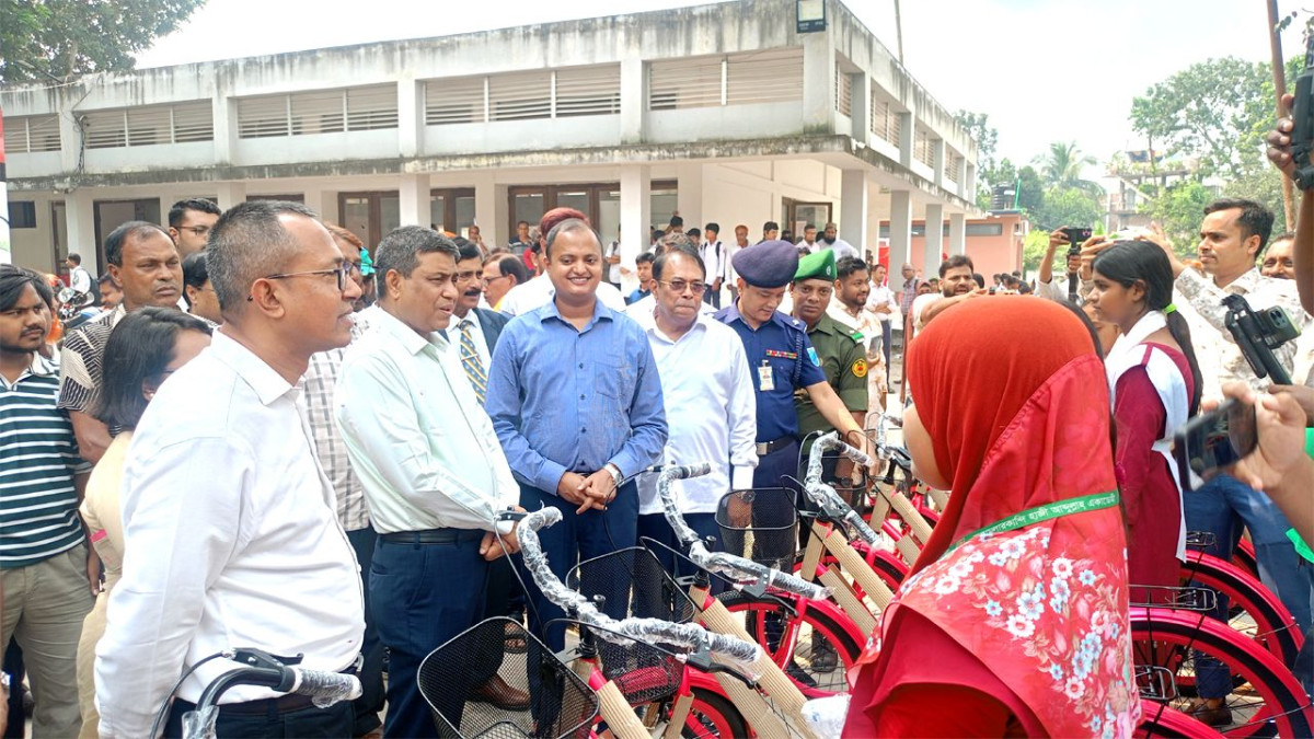 শিক্ষার্থীদের বাইসাইকেল উপহার