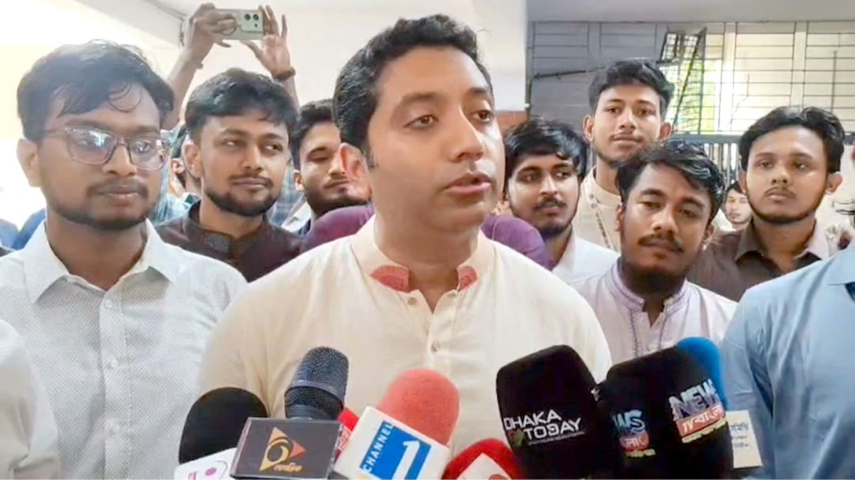 সাংবাদিকদের সাথে কথা বলছেন প্রাথমিক ও গণশিক্ষা প্রতিমন্ত্রী ববি হাজ্জাজ