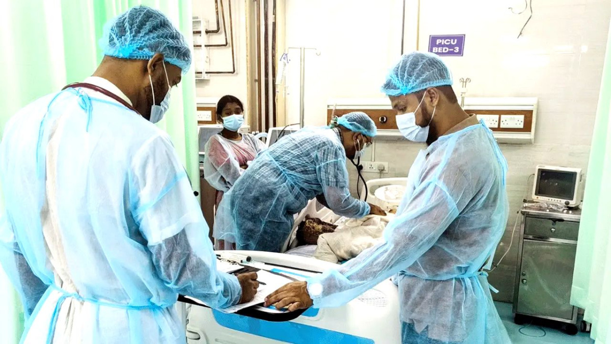 হাম আক্রান্ত রোগীকে চিকিৎসা দিচ্ছেন চিকিৎসকরা