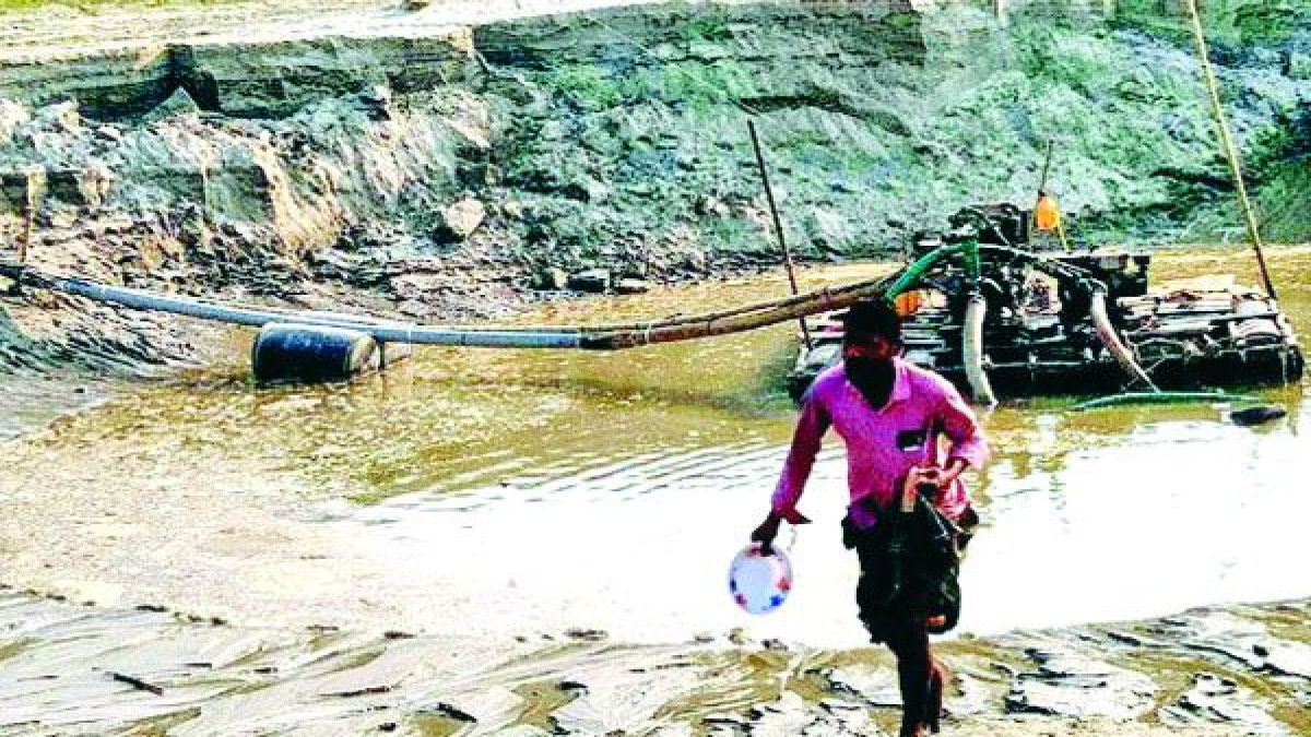 হোসেনপুরে ব্রহ্মপুত্রের বালু লুট হুমকিতে বসতভিটা