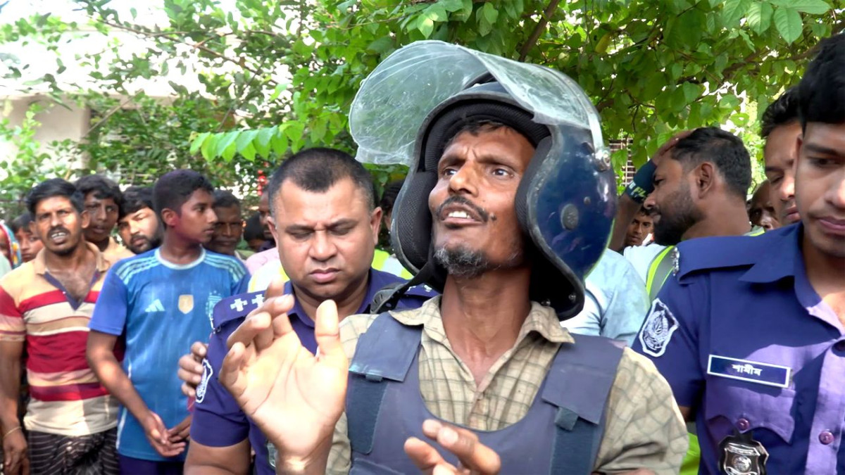 বাবাকে ধারালো অস্ত্র দিয়ে কুপিয়ে হত্যার ঘটনায় আটক ছেলে সাহাবুল শেখ