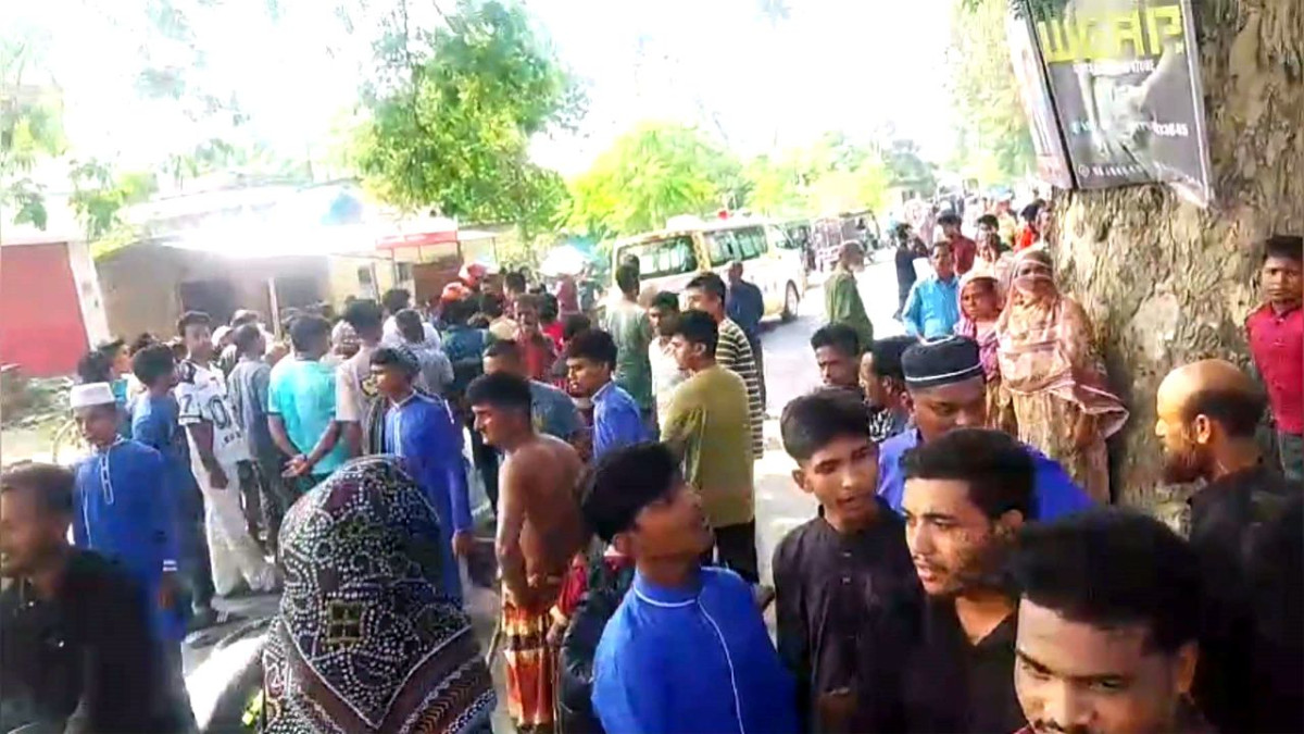 ঘটনাস্থলে শিক্ষার্থী ও স্থানীয়দের ভিড়
