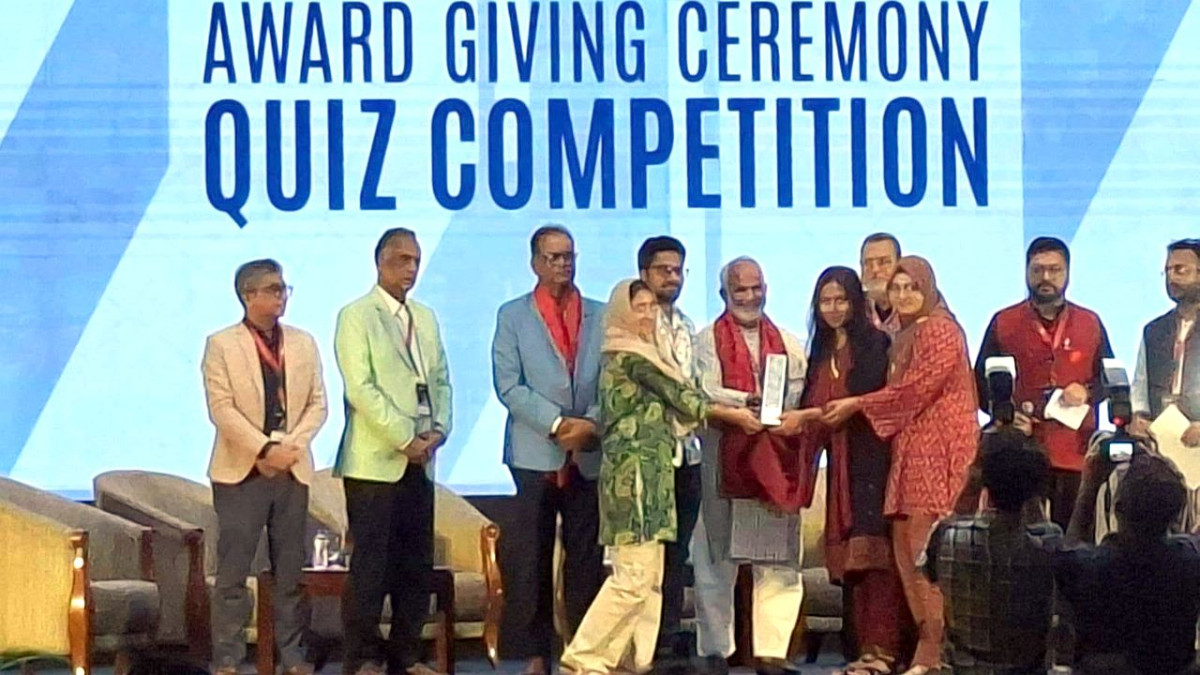 পুরস্কার গ্রহণ করছেন রুয়েটের শিক্ষার্থীরা