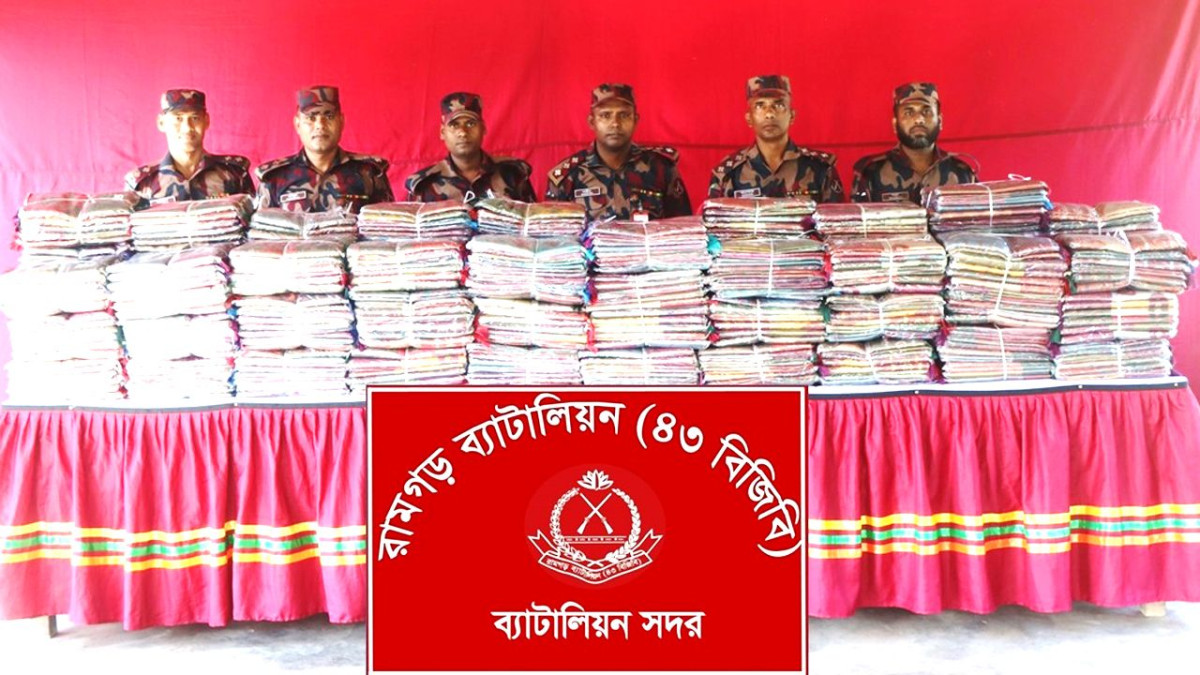 মিরসরাইয়ে বিজিবির অভিযানে ৪৮৪ পিস ভারতীয় শাড়ি জব্দ