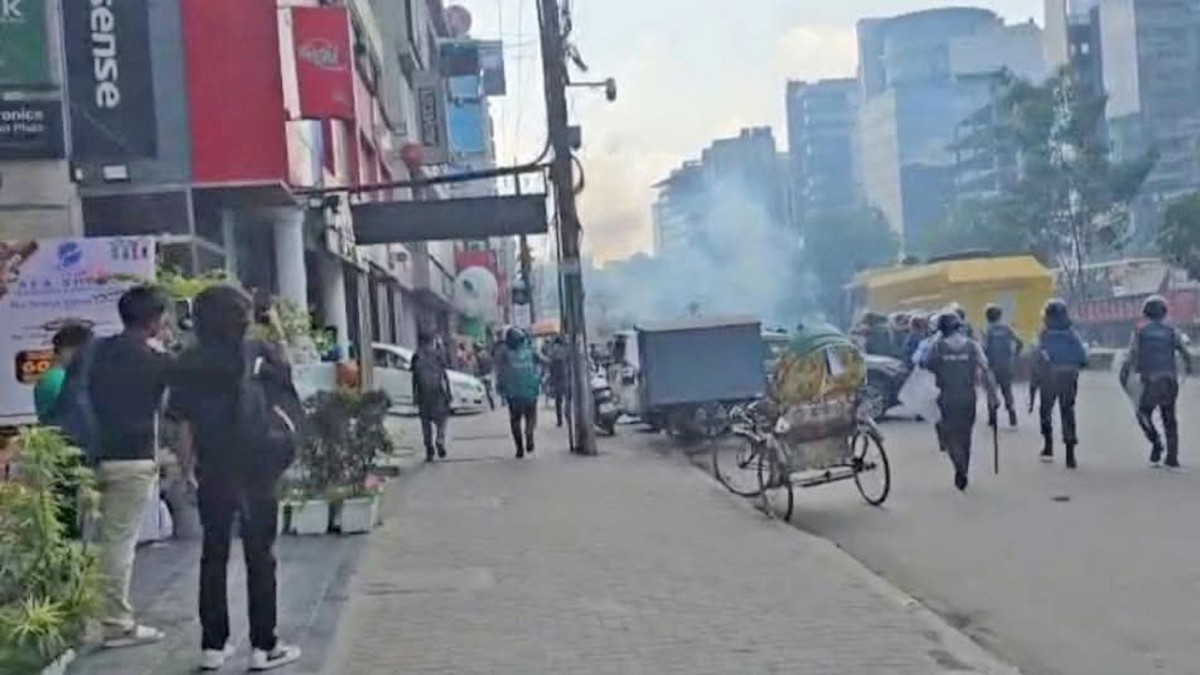 উত্তরায় শ্রমিক-পুলিশ ধাওয়া-পাল্টা ধাওয়া, উত্তরায় যান চলাচল স্বাভাবিক, আজমপুরে পোশাক শ্রমিকদের অবরোধ, পোশাক শ্রমিকদের বেতন বৃদ্ধি, ন্যূনতম মজুরি ৩০ হাজার টাকা