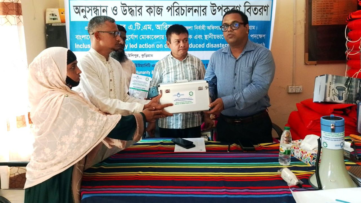বন্যা মোকাবেলায় উদ্ধার সরঞ্জাম বিতরণ করা হচ্ছে