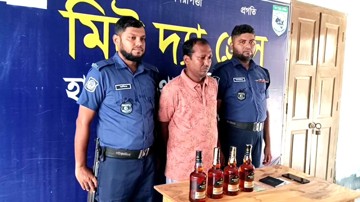 মদসহ আটক ভারতীয় মাদককারবারি