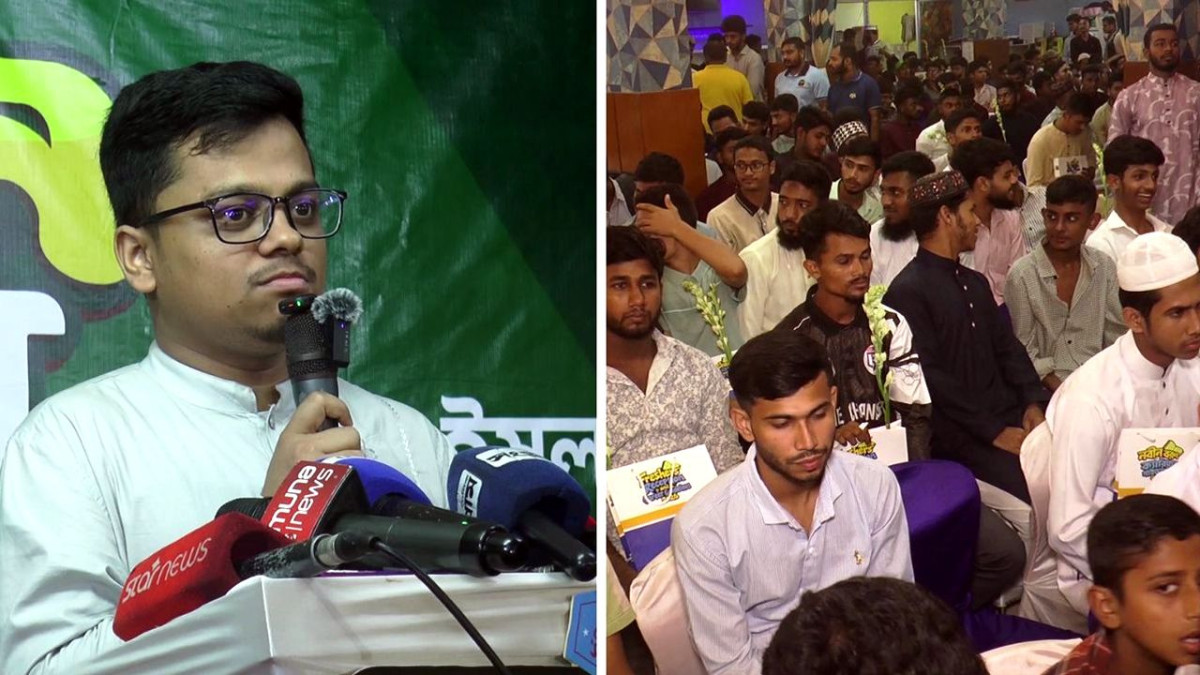 বক্তব্য রাখছেন ডাকসু জিএস এস এম ফরহাদ, (ডানে) নবীন শিক্ষার্থীরা