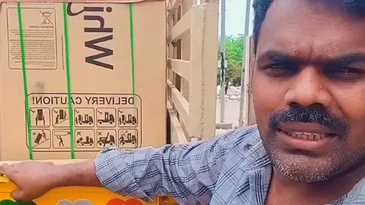 বাড়িতে আসা পার্সেল দেখাচ্ছেন শান্মুগানাথন ভীরামণি