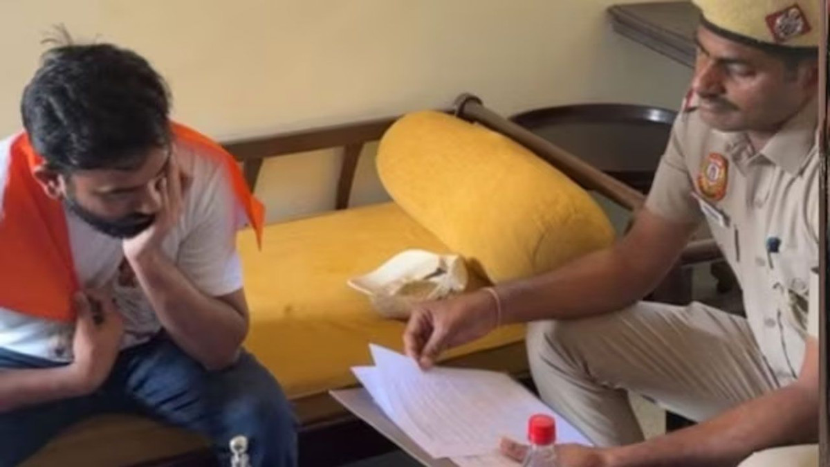 অভিজিৎ দীপকের বাড়িতে দিল্লি পুলিশ
