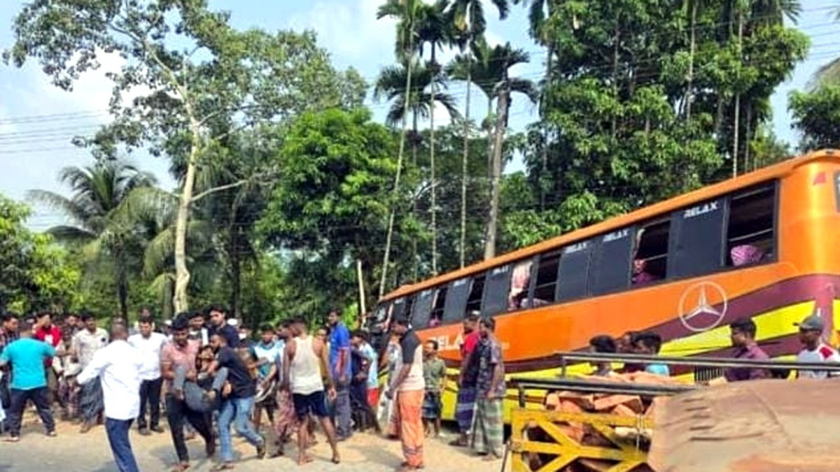 দুর্ঘটনাকবলিত বাস