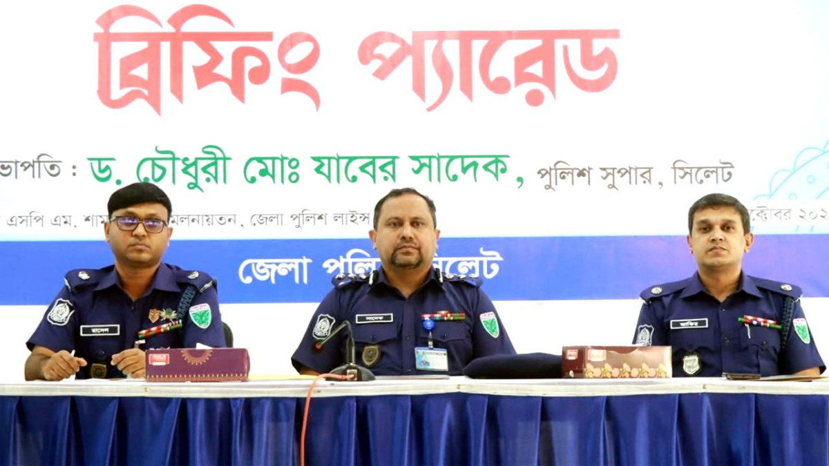 দুর্গাপূজায় নিরাপত্তা ব্যবস্থা নিয়ে র্পুলিশের ব্রিফিং প্যারেড