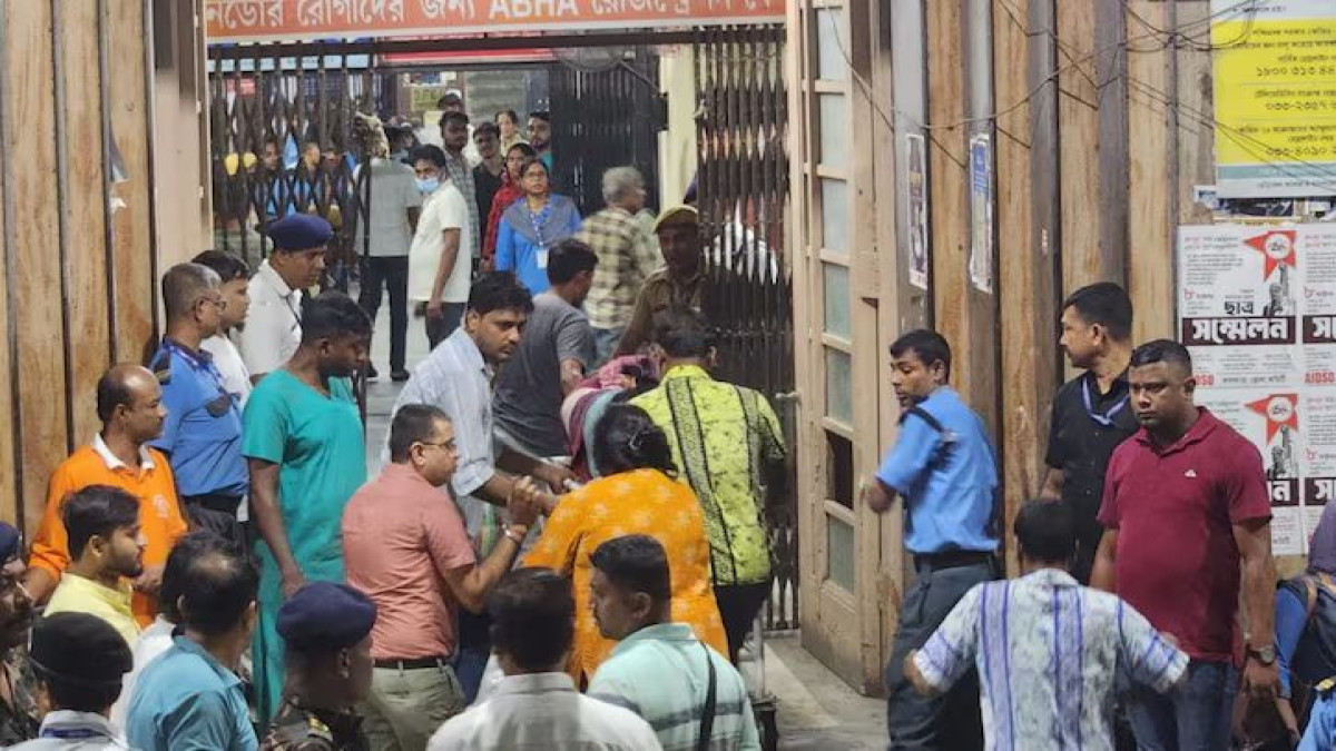 কলকাতা মেডিক্যাল কলেজ হাসপাতালে স্বজনদের ভিড়