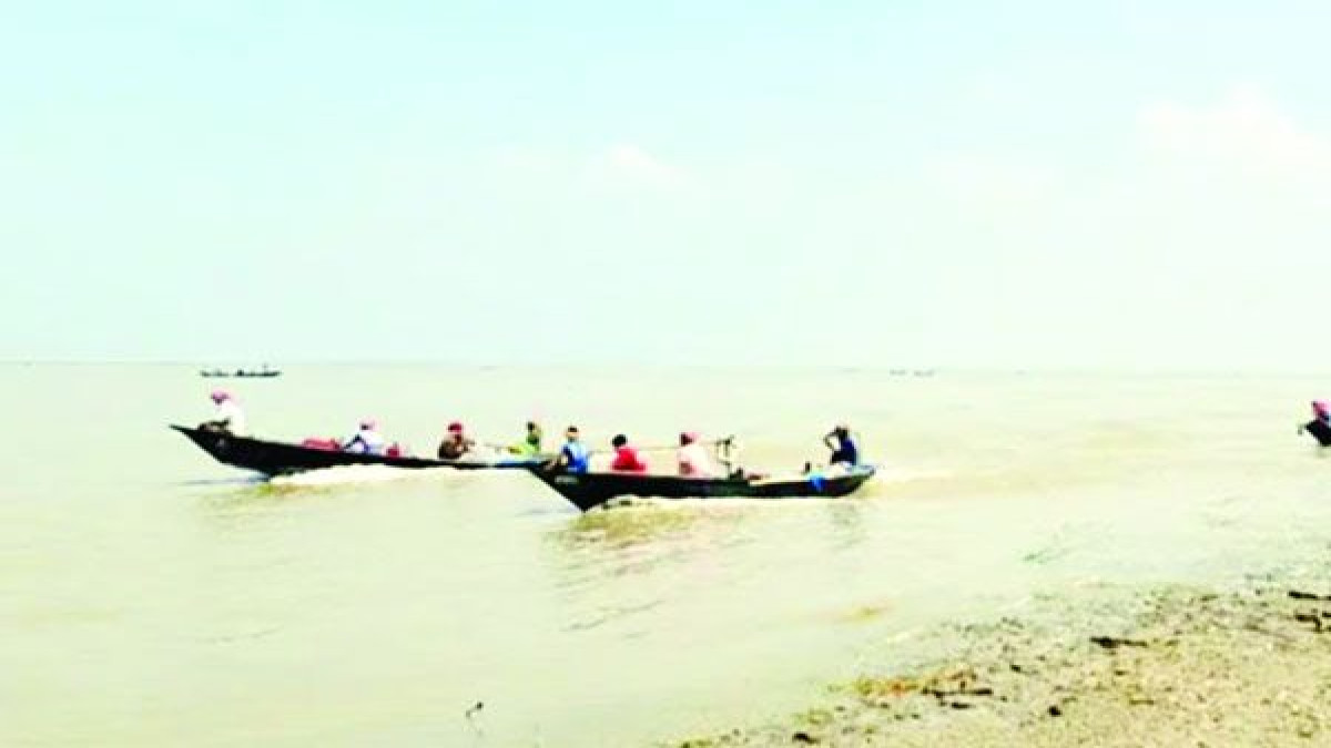 ‘বাঁচার তাগিদে বাধ্য হয়েই নদীতে নামি’